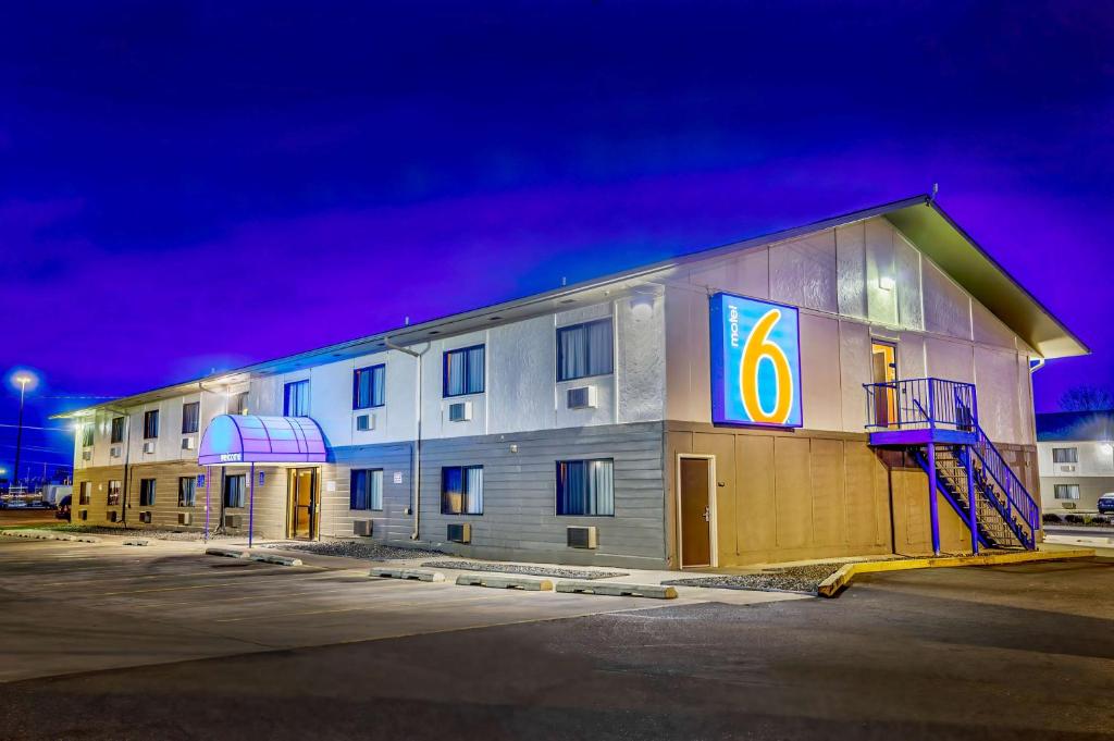 Motel 6 Duluth, MN image
