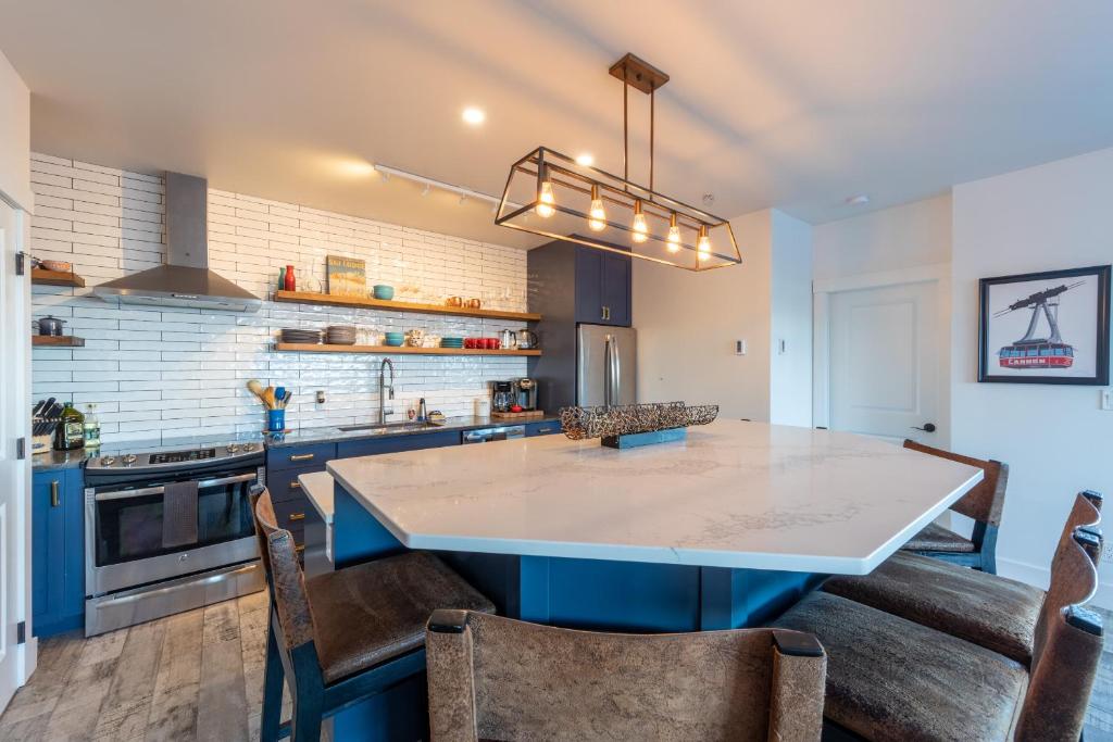 Fully Renovated Ski-in/out Loft with Private Hot Tub! photo 2