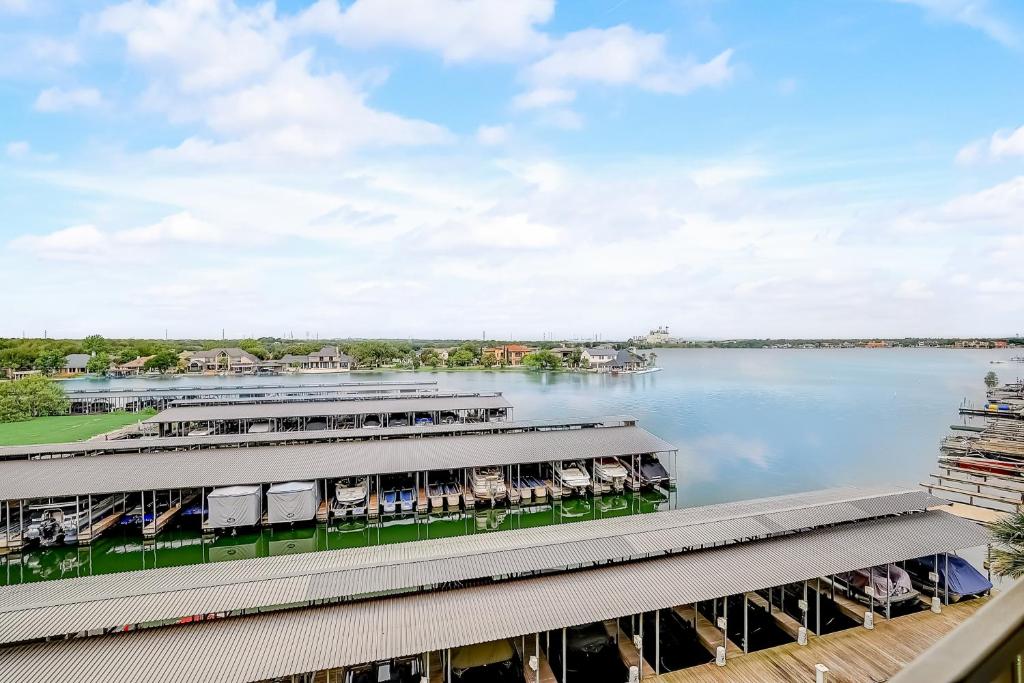 The Waters Condo Building 3 Lake Haven photo 3