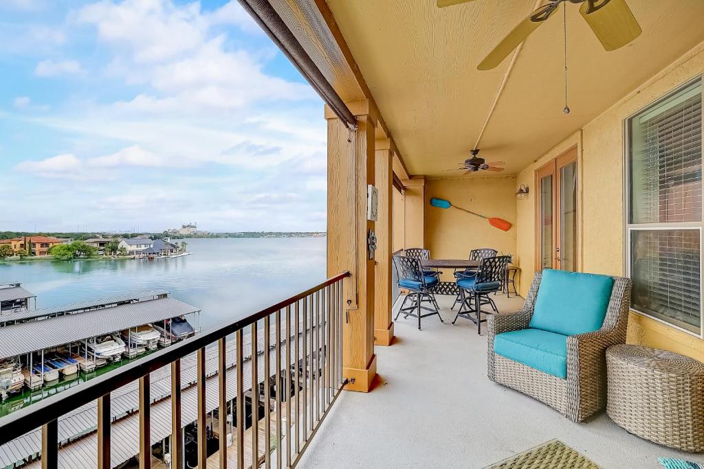 The Waters Condo Building 3 Lake Haven photo 4