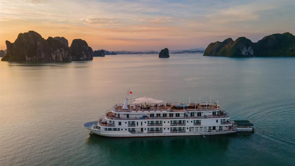 Paradise Elegance Cruise Halong