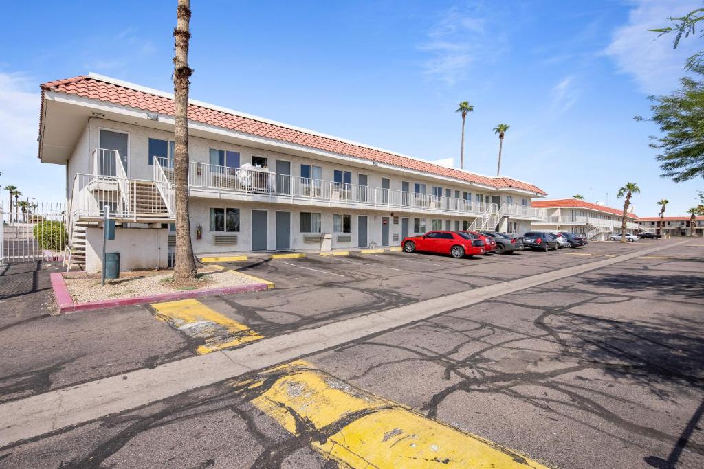 Super 8 by Wyndham Phoenix West image