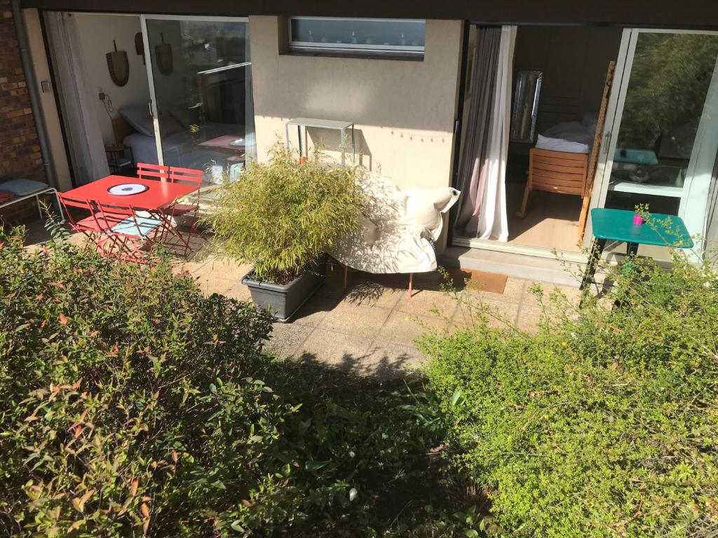 Chez Isa, espace prive, 1ou 2 chambres, terrasse et jardin, entrée autonome, sdb et mini cuisine partagées entre les 2 chambres photo 3