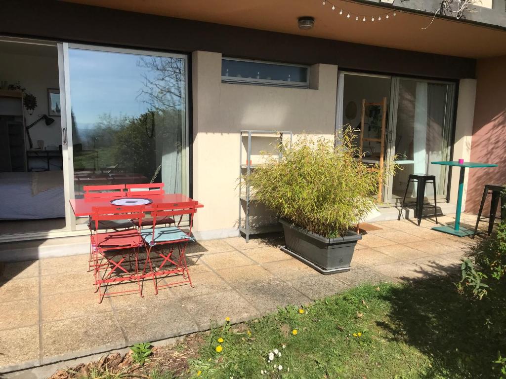 Chez Isa, espace prive, 1ou 2 chambres, terrasse et jardin, entrée autonome, sdb et mini cuisine partagées entre les 2 chambres photo 1