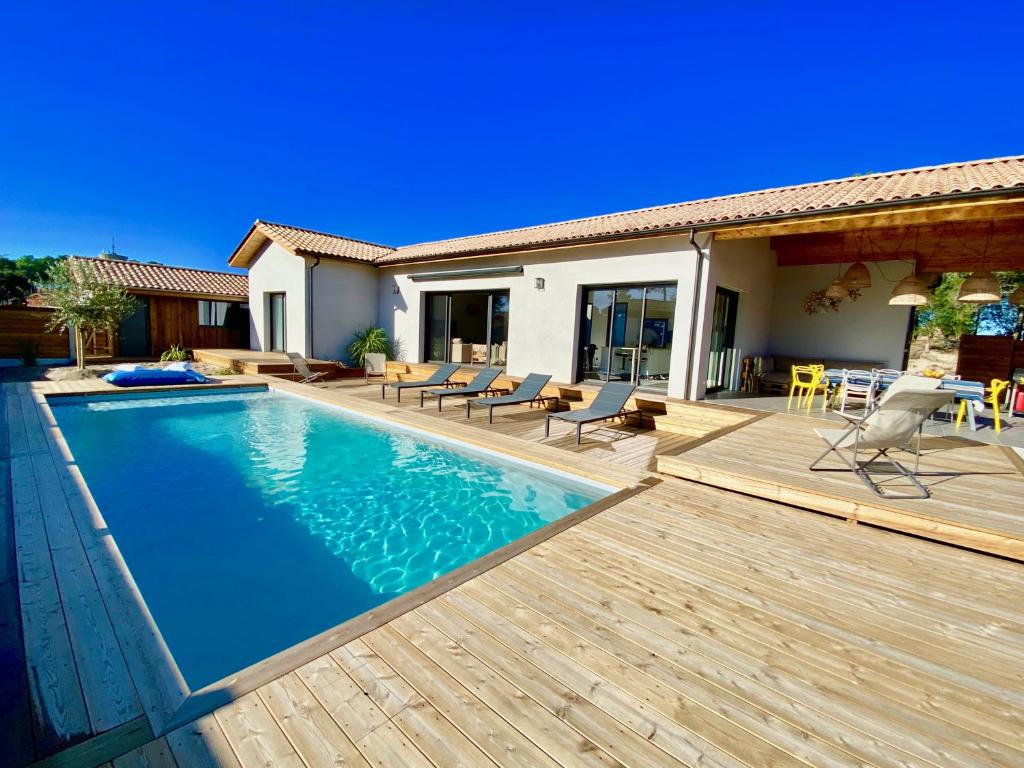 Villa avec piscine chauffée idéalement située