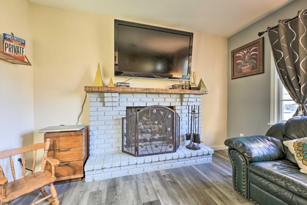 Granger Hedge House with Sunroom and Yard Games photo 4