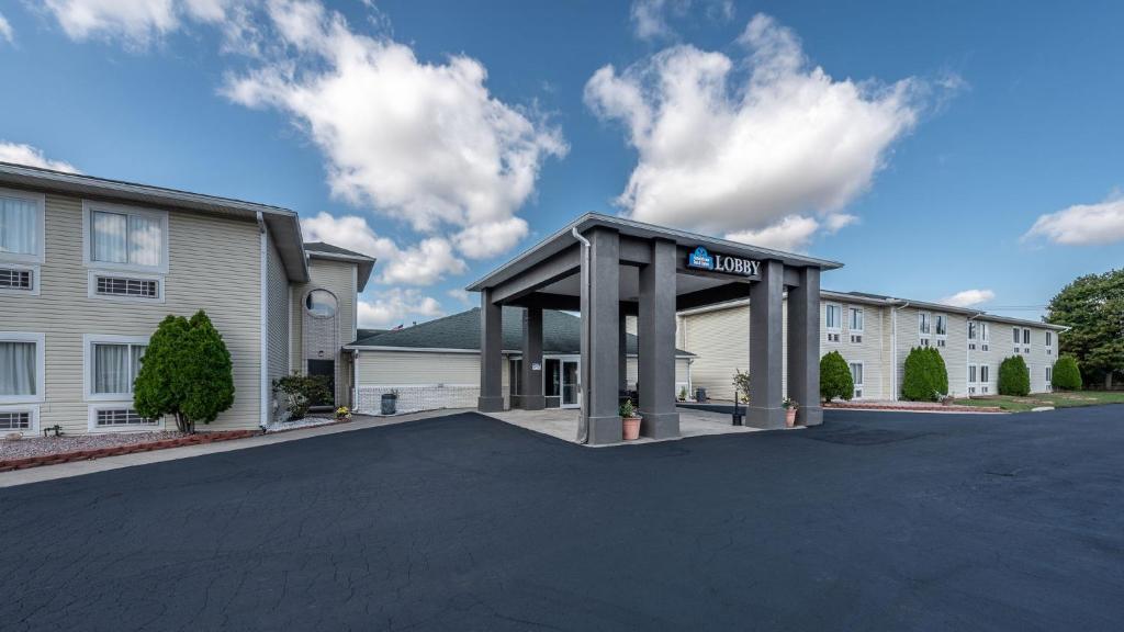 American Inn and Suites Dundee image