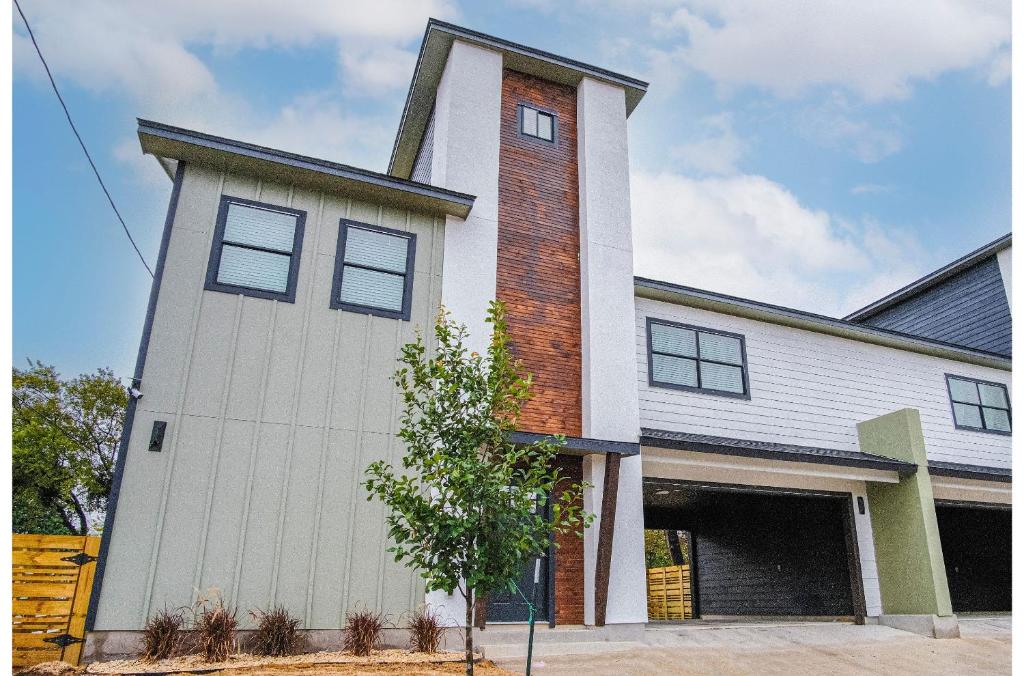 Amazing 3BR 2BA Only 5 Mins From Downtown image