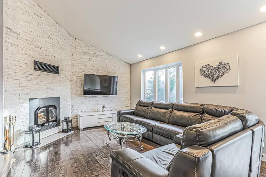 Cheerful 4 bedroom home with inground heated pool photo 1