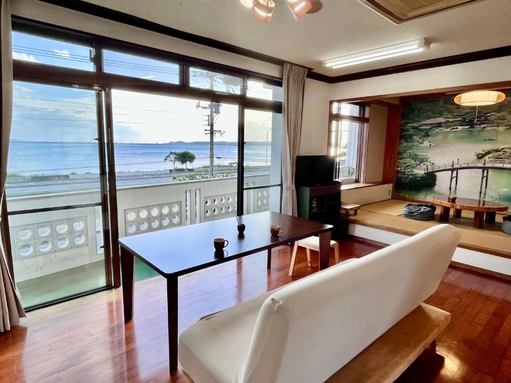 バーベキューもできる! 海と浜比嘉大橋を一望できる宿 photo 2