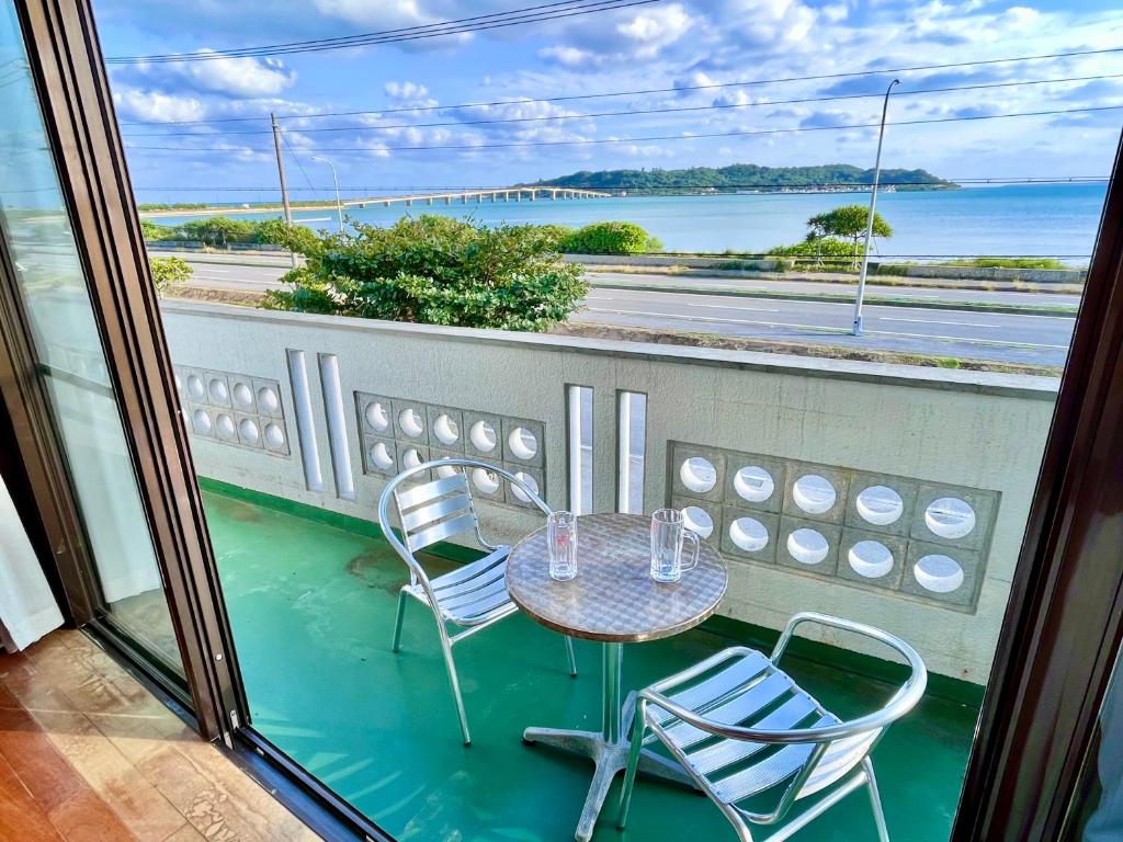 バーベキューもできる! 海と浜比嘉大橋を一望できる宿 photo 3