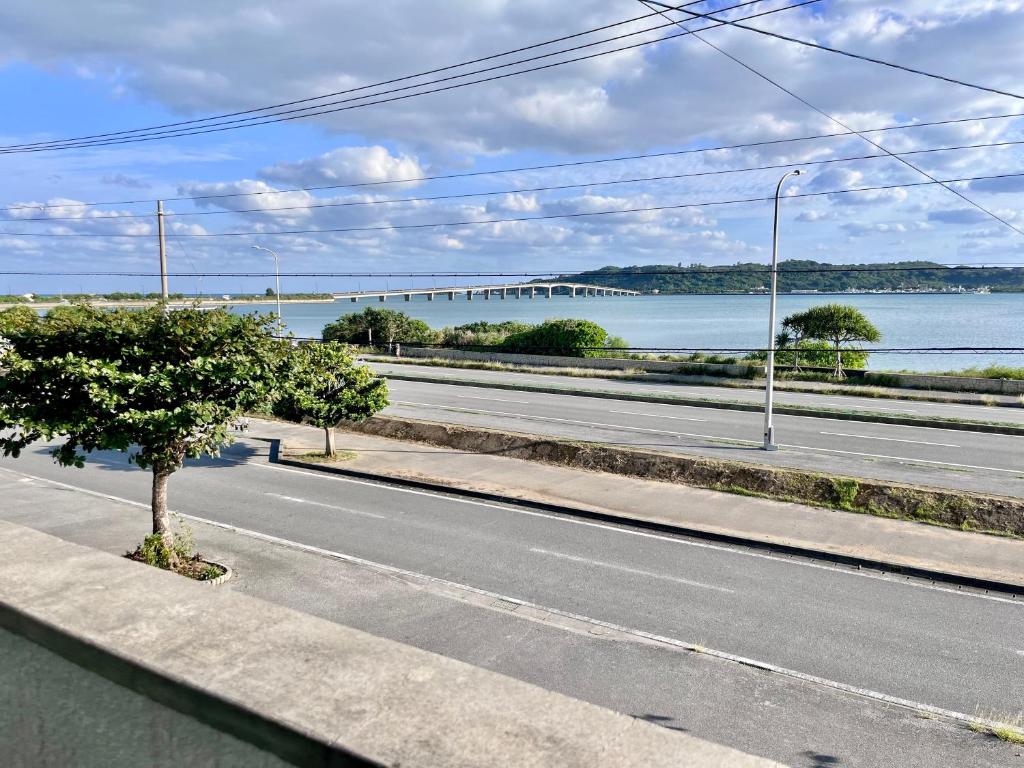 バーベキューもできる! 海と浜比嘉大橋を一望できる宿 photo 4