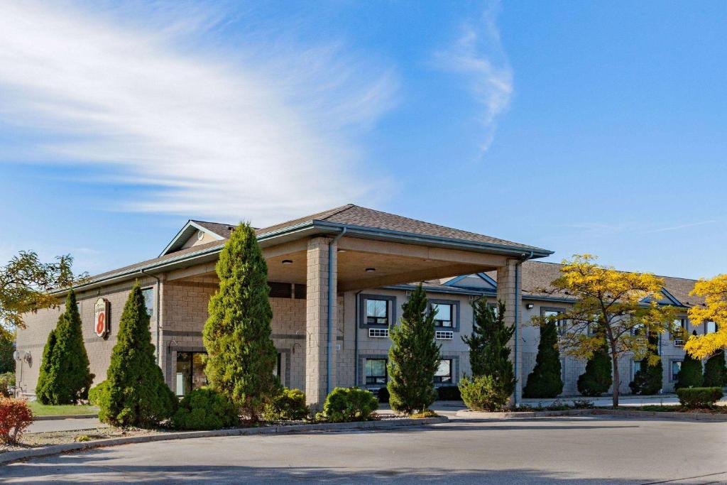 Super 8 by Wyndham Ambassador Bridge Windsor ON photo 3