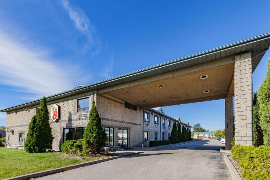 Super 8 by Wyndham Ambassador Bridge Windsor ON photo 2