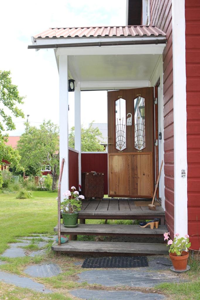 Familjevänligt hus med stor trädgård photo 4