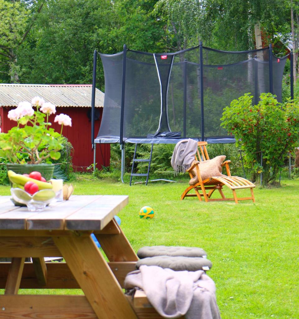 Familjevänligt hus med stor trädgård photo 2