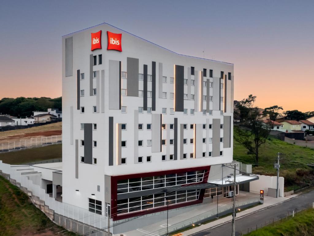 Ibis Aruja photo 1