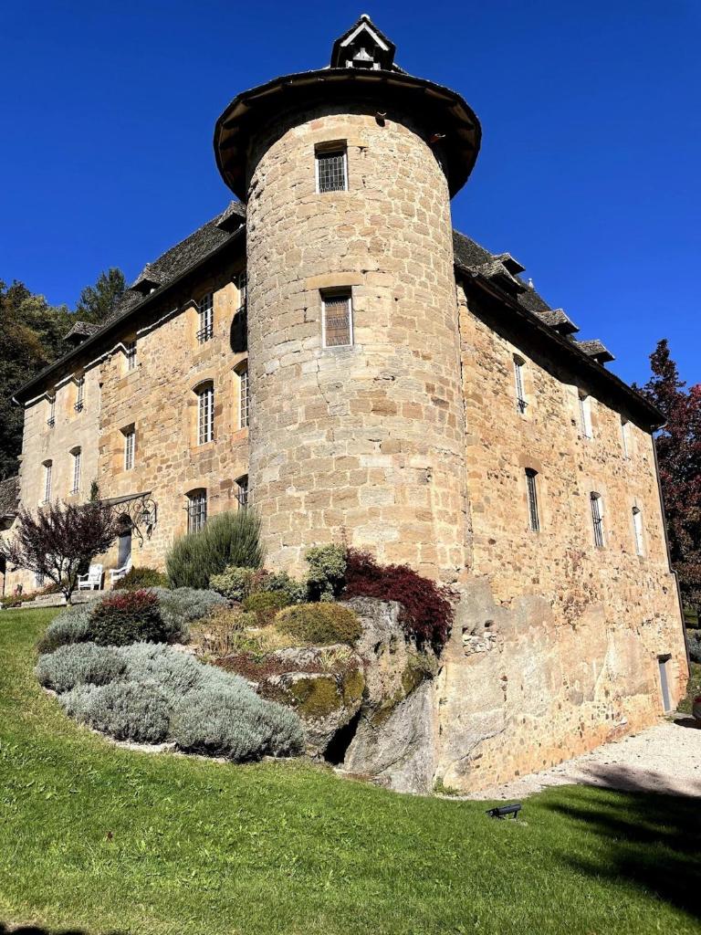 Castle in the beautiful French countryside with all modern comfort photo 1