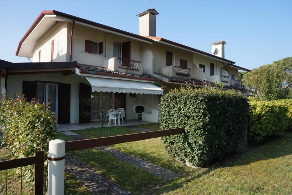 Family-friendly villa with shared pool - garden
