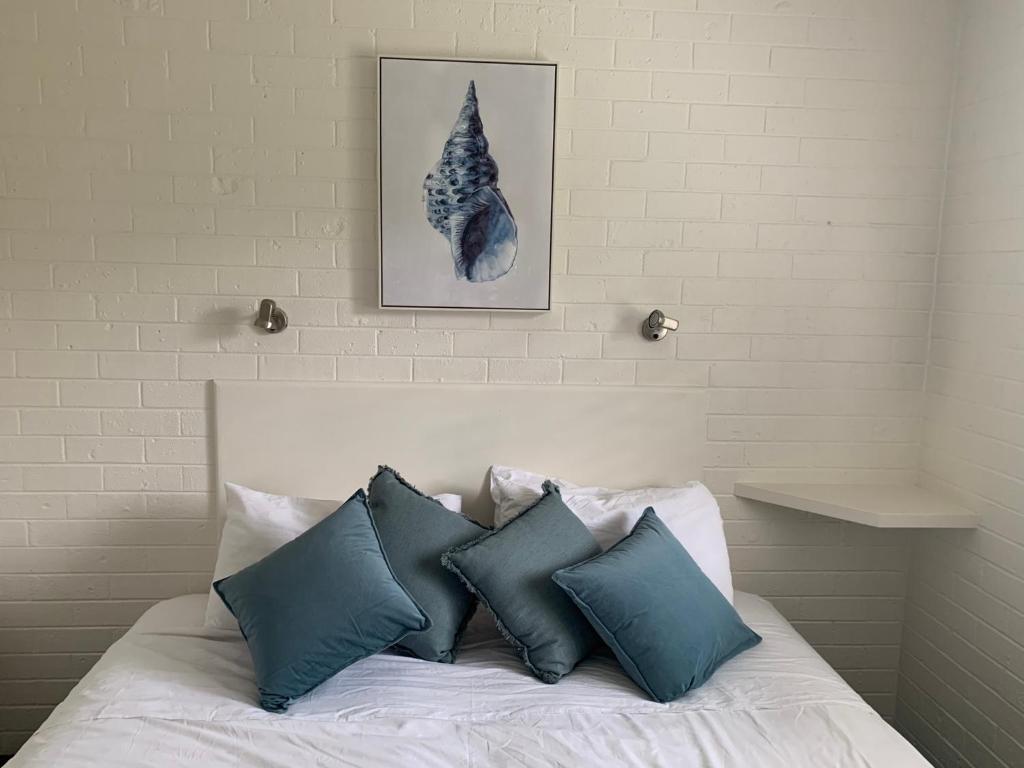 Sunny, 2-bedroom apartment with pool, 200m from Caseys beach photo 1