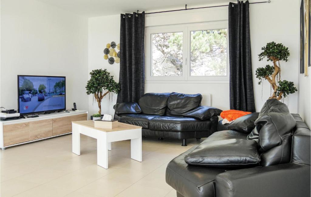 Nice Home In Saint-germain-sur-ay With 3 Bedrooms And Wifi photo 2
