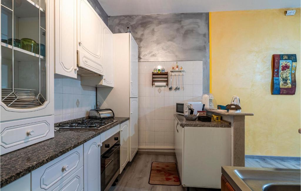 Stunning Apartment In San Nicandro Garganico With 2 Bedrooms photo 4