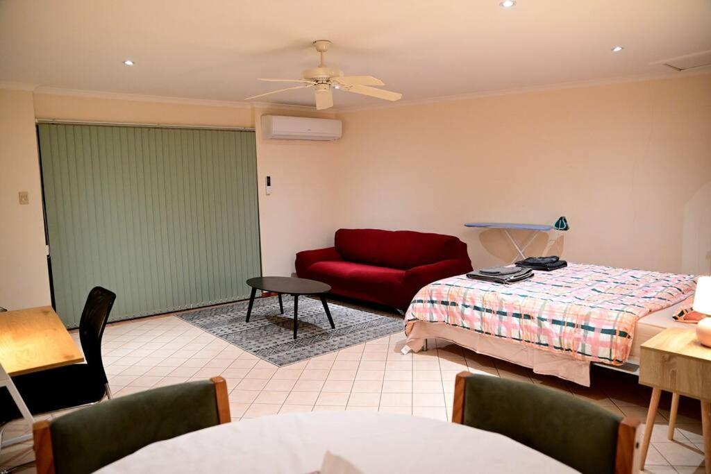 Spacious studio in AliceSprings QueenBed+KSAirbed photo 1