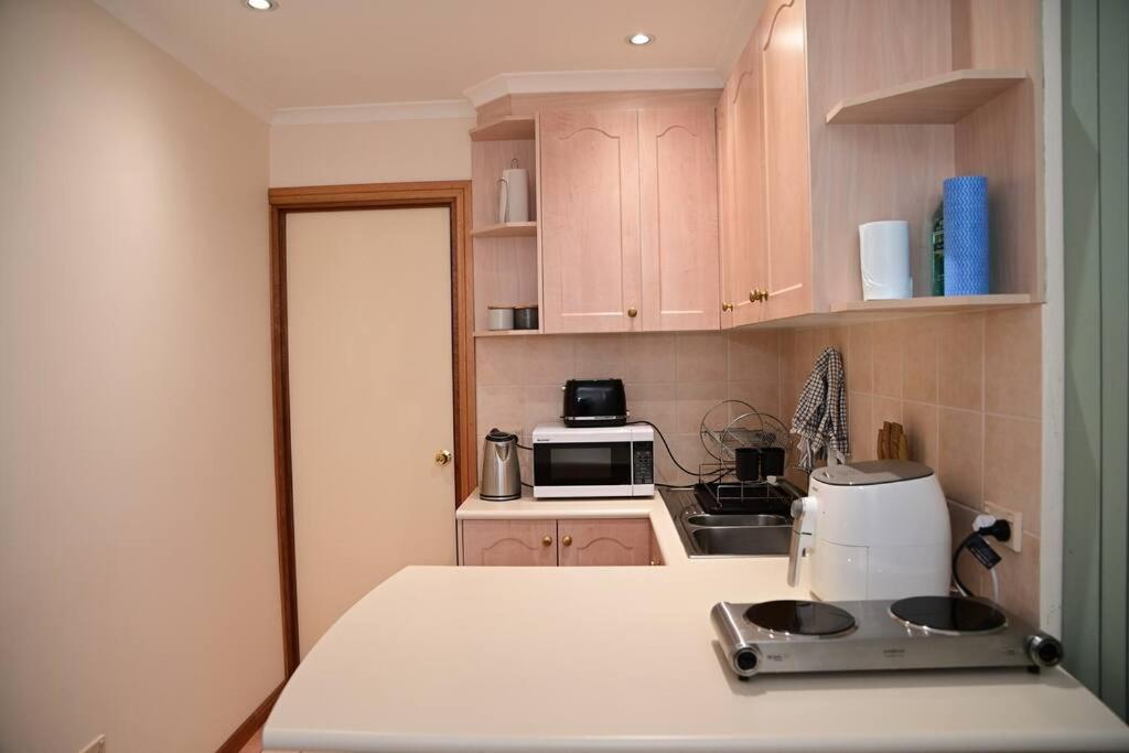Spacious studio in AliceSprings QueenBed+KSAirbed photo 2