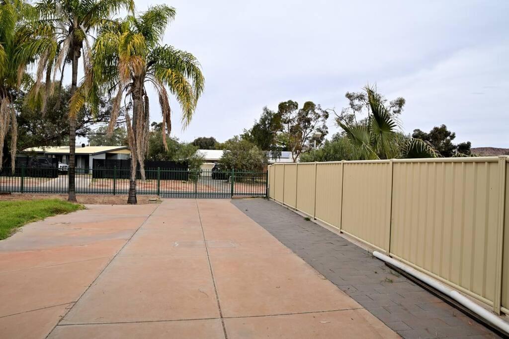 Spacious studio in AliceSprings QueenBed+KSAirbed photo 3