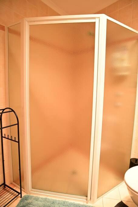Spacious studio in AliceSprings QueenBed+KSAirbed photo 4