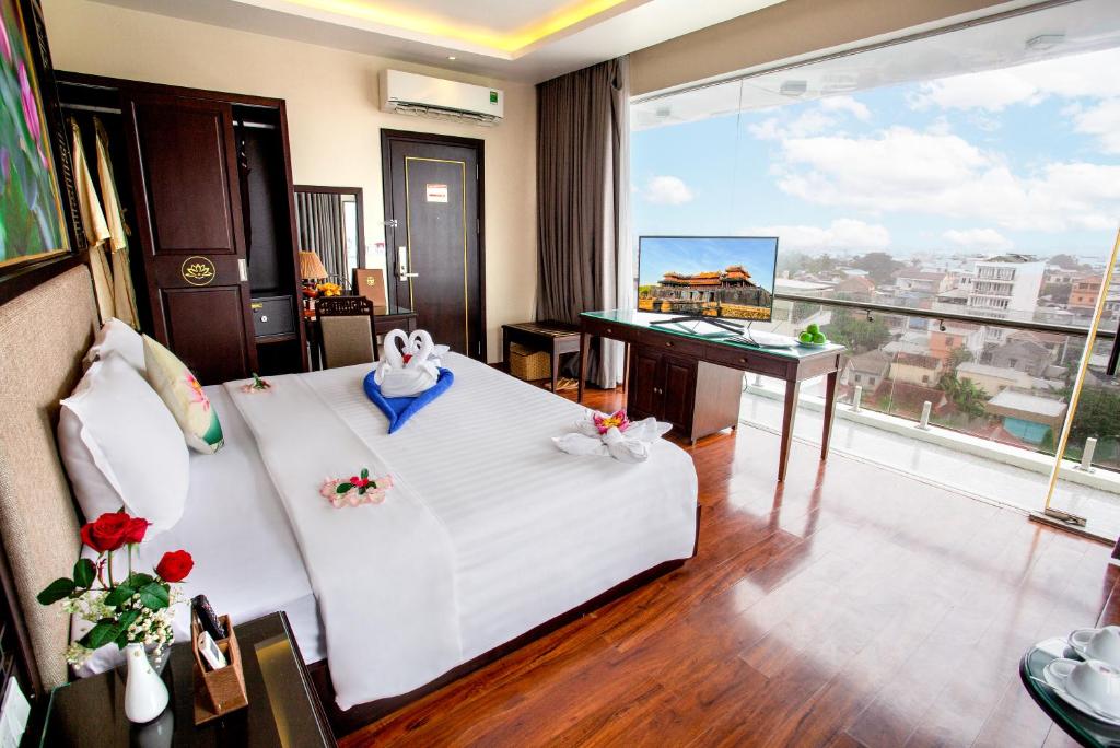 Thanh Lich Hue Hotel - Tap to explore photos