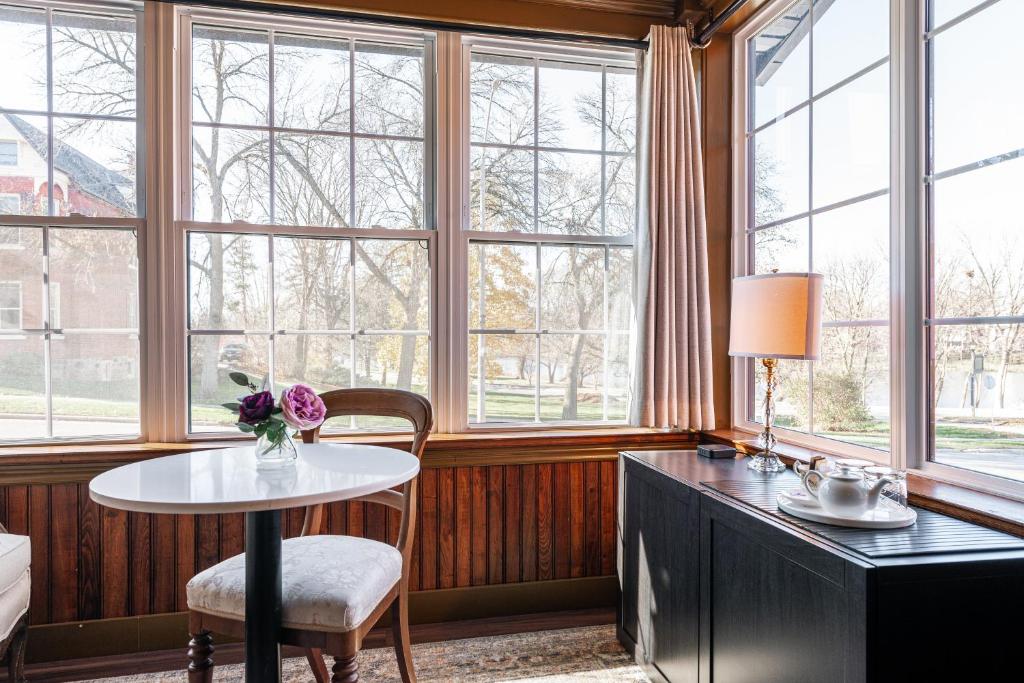 Henry House - Lake Suite - One-of-a-kind Luxurious Tranquility photo 3