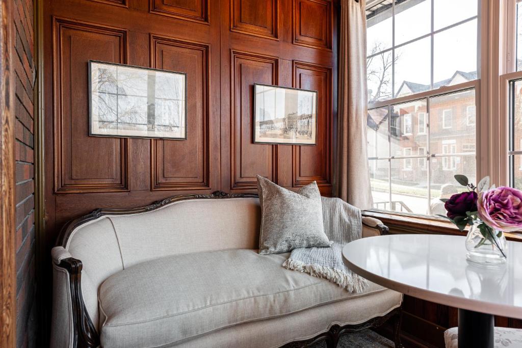 Henry House - Lake Suite - One-of-a-kind Luxurious Tranquility photo 4
