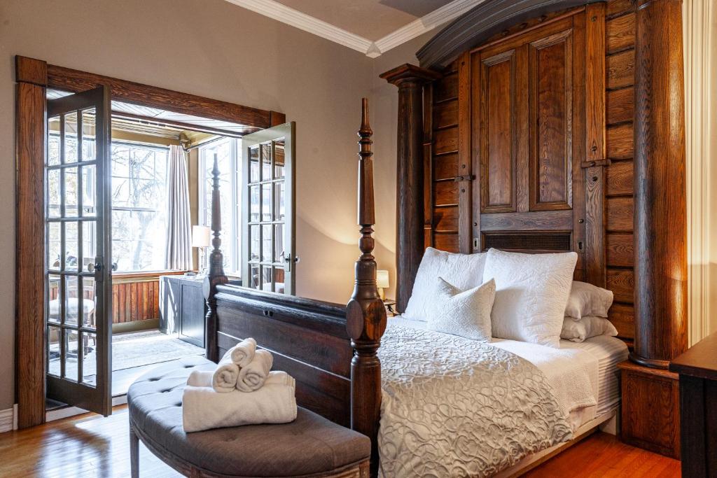 Henry House - Lake Suite - One-of-a-kind Luxurious Tranquility photo 1