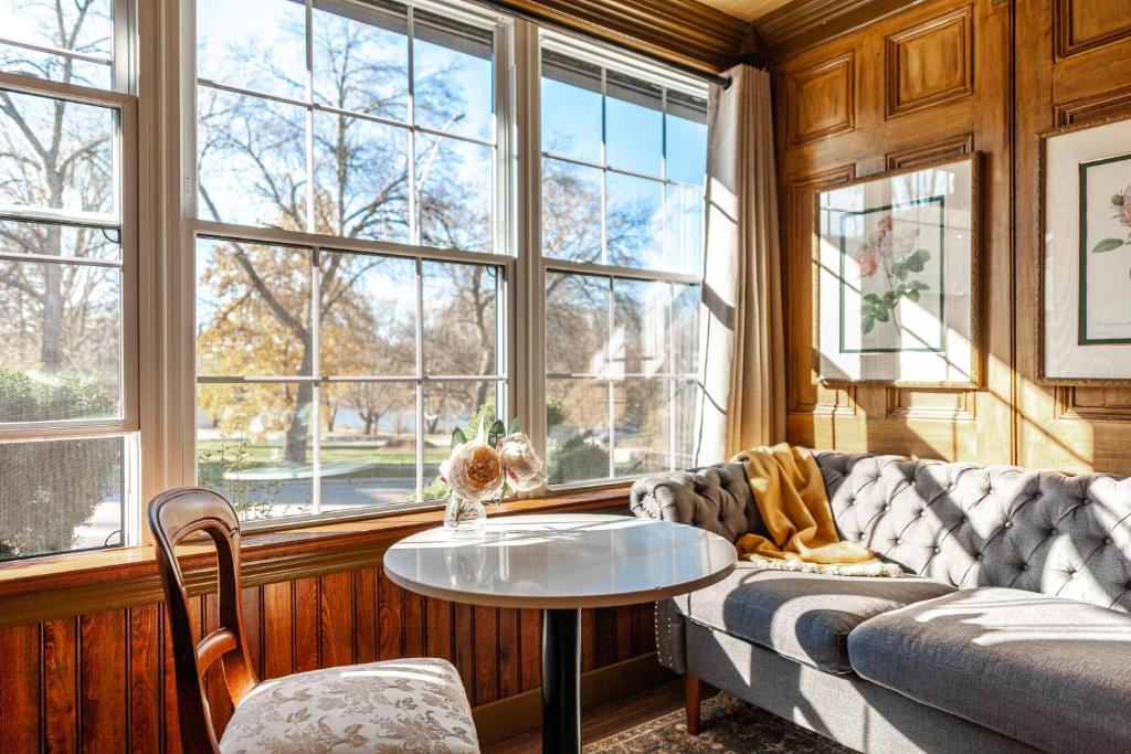 Henry House - Patio Suite - One-of-a-kind Luxurious Tranquility photo 4