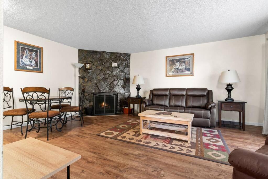 Alaskan WolfDen Close to airport centrally located image