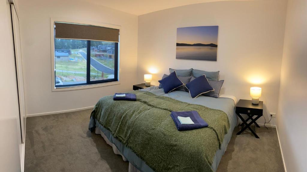 Jindabyne House 1, Modern 3 bedroom home, alpine views & fireplace photo 4