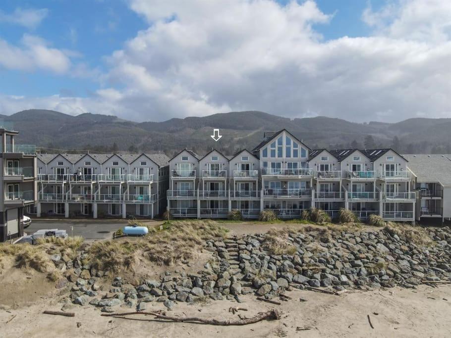 Rockaway beach vibes,Waterfront Oceanfront Rockaway Beach House near Downtown,WIFI, Washer Dryer