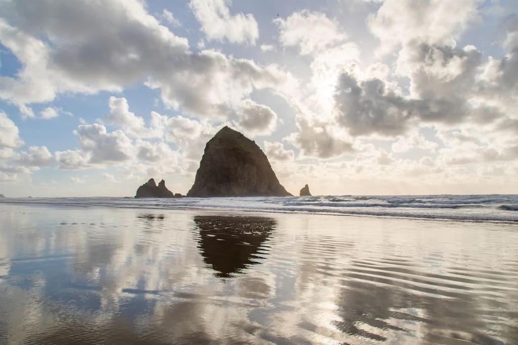 Cannon beach vibes, steps to the beach,WIFI,3 full bedroom en suites with 3 fireplaces,Near Downtown image