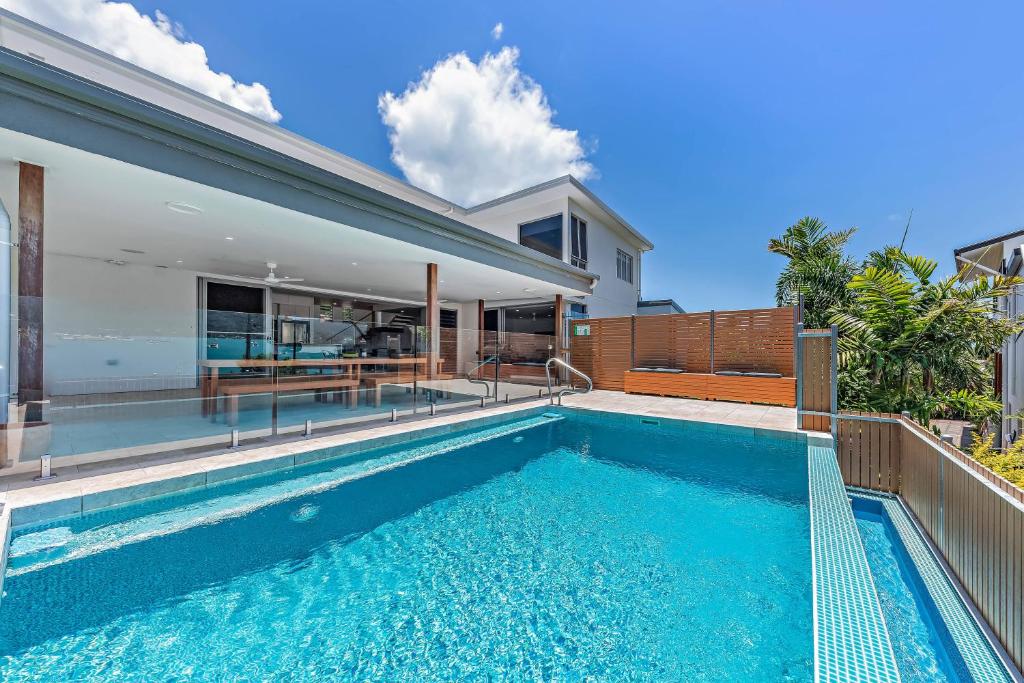 Whitsunday living on Hillcrest photo 2