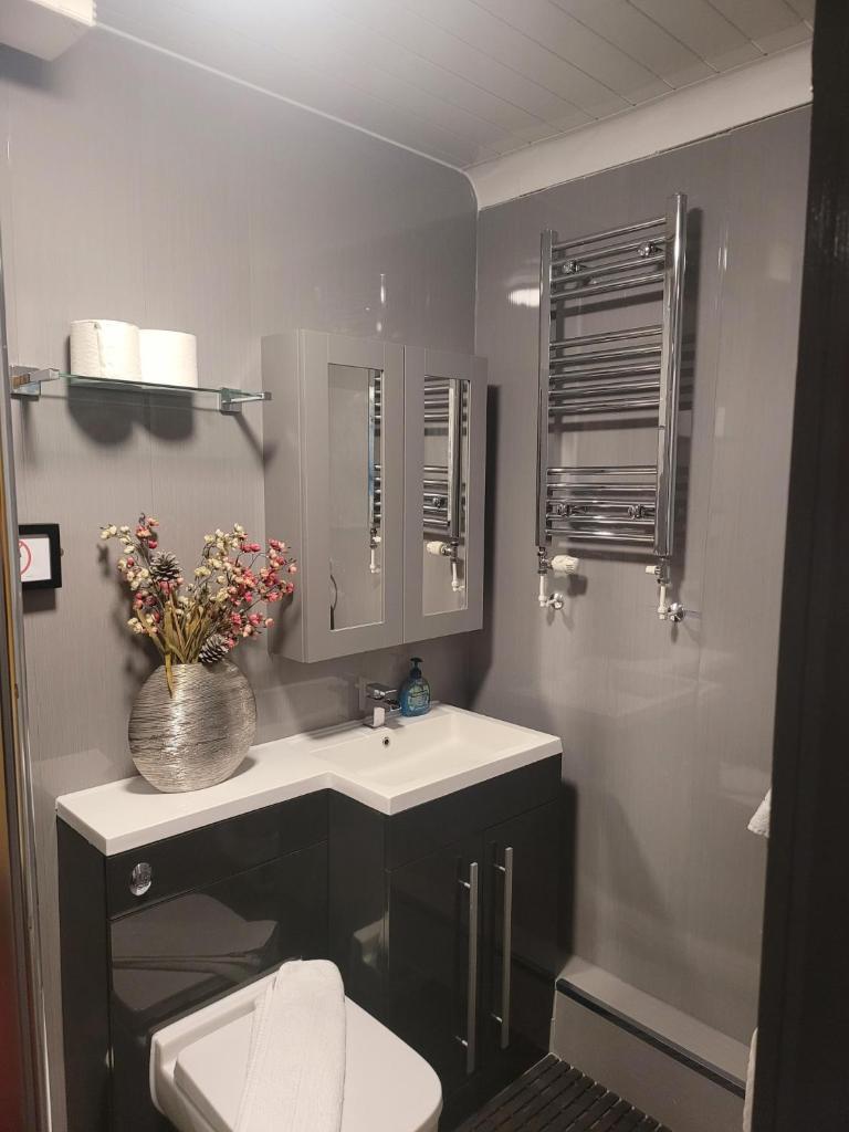 The Residence - NO 8 Room Type - Triple Room with Private Bathroom