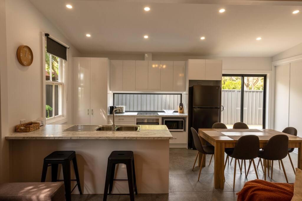 Newly renovated, Kennedy Cottage - close to CBD photo 3