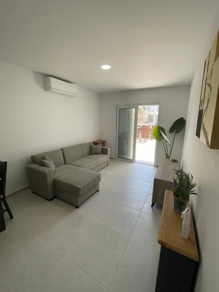 Lovely 2-bedroom apartment, newly renovated photo 3