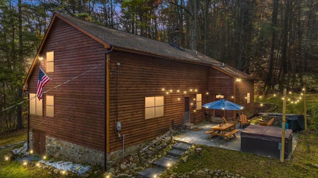 Sleepy Hollow 5BR Cabin - National Park 7 Min, Hot Tub, Fire Pit, Sleeps 12 photo 1