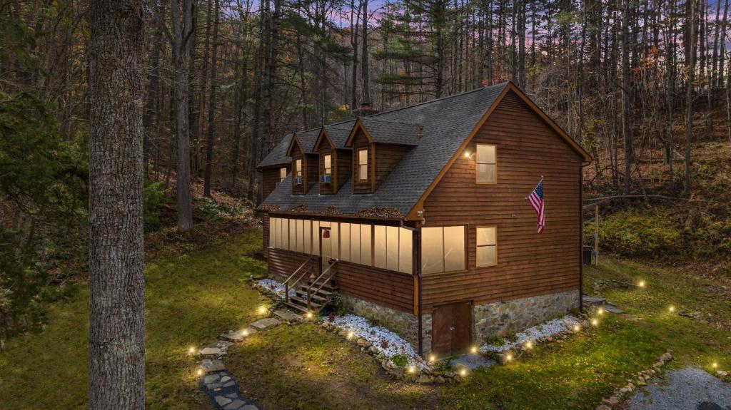 Sleepy Hollow 5BR Cabin - National Park 7 Min, Hot Tub, Fire Pit, Sleeps 12 image