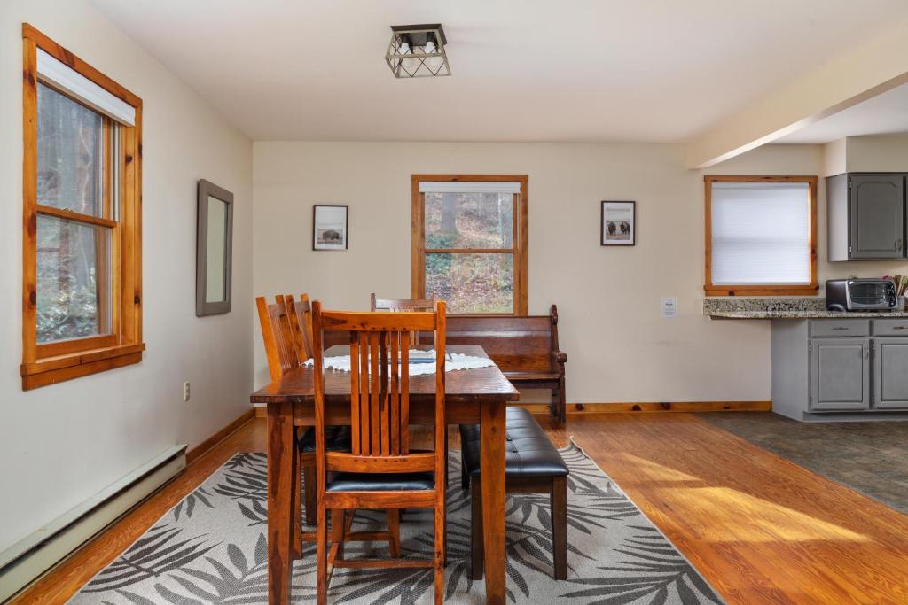 Sleepy Hollow 5BR Cabin - National Park 7 Min, Hot Tub, Fire Pit, Sleeps 12 photo 4