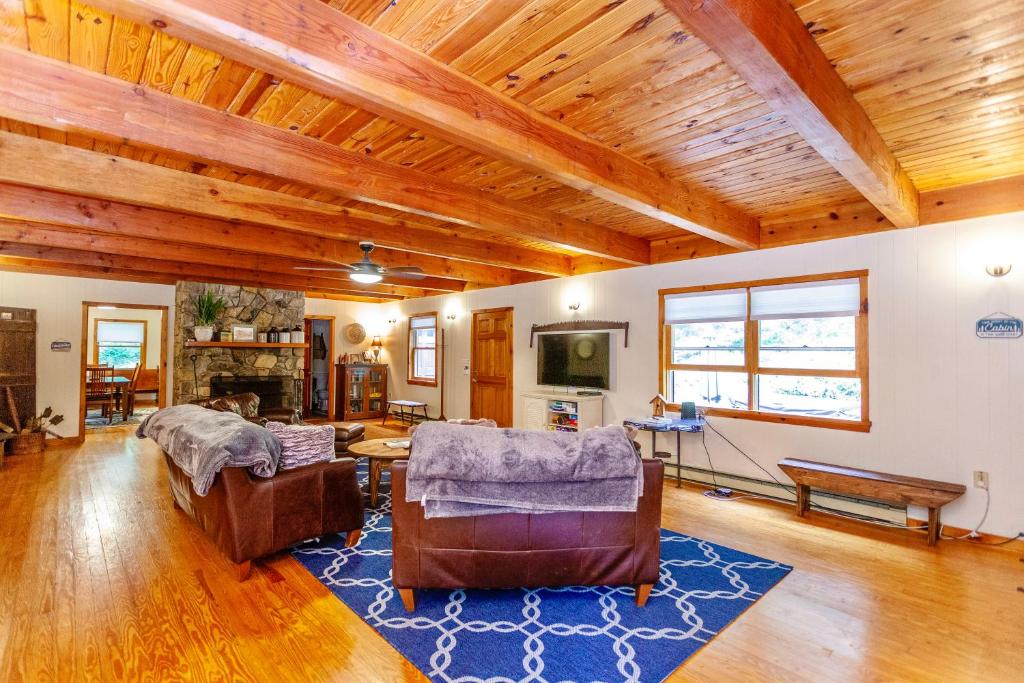 Sleepy Hollow 5BR Cabin - National Park 7 Min, Hot Tub, Fire Pit, Sleeps 12 photo 2