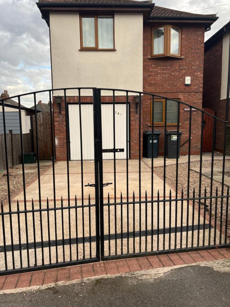 Entire -4 Bedrooms Detached House with Driveway