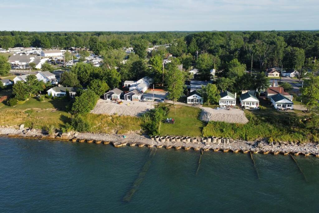 5 Bedroom Lakeside Home Sleeps 12 - Shared Lake Access, Large Yard, Central Air, Fire Pit, Horseshoes & More! photo 4