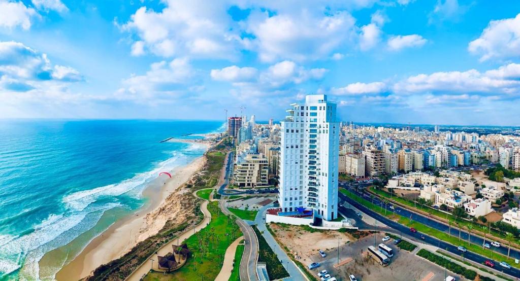מגדל C1 photo 3